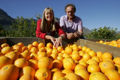 Jannie and Katrin with harvested organic oranges